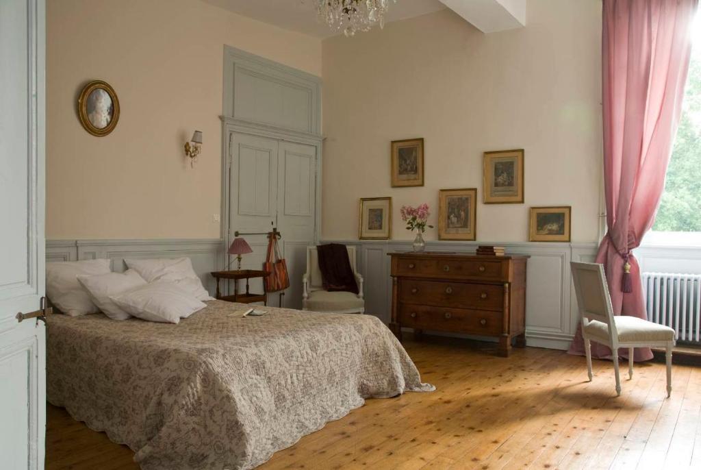 Manoir De La Villeneuve Ламбаль Номер фото
